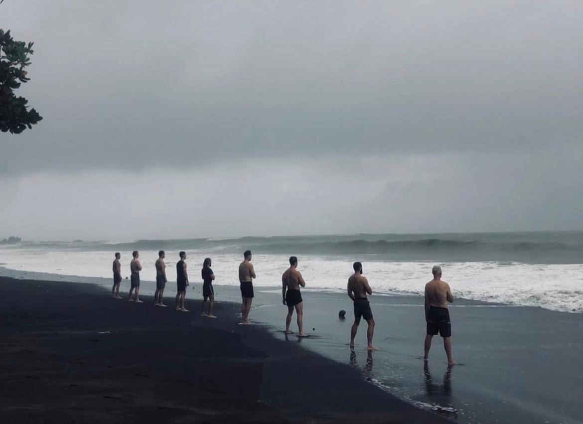 Männerarbeit auf Bali — eine Gruppe von Männern am Strand